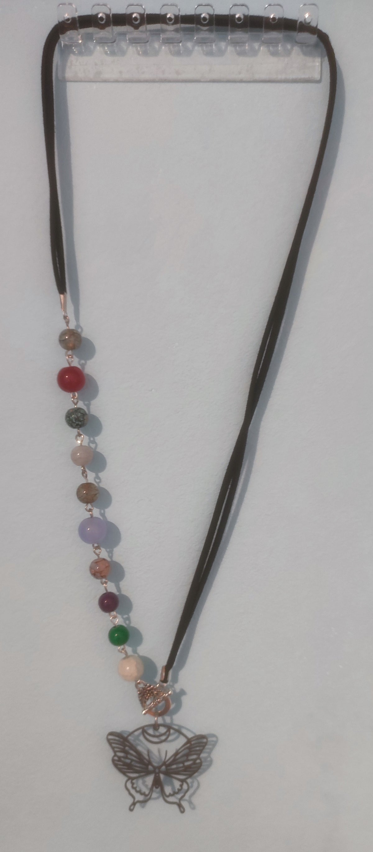 Colier handmade cu mărgele din sticlă și pandantiv fluture