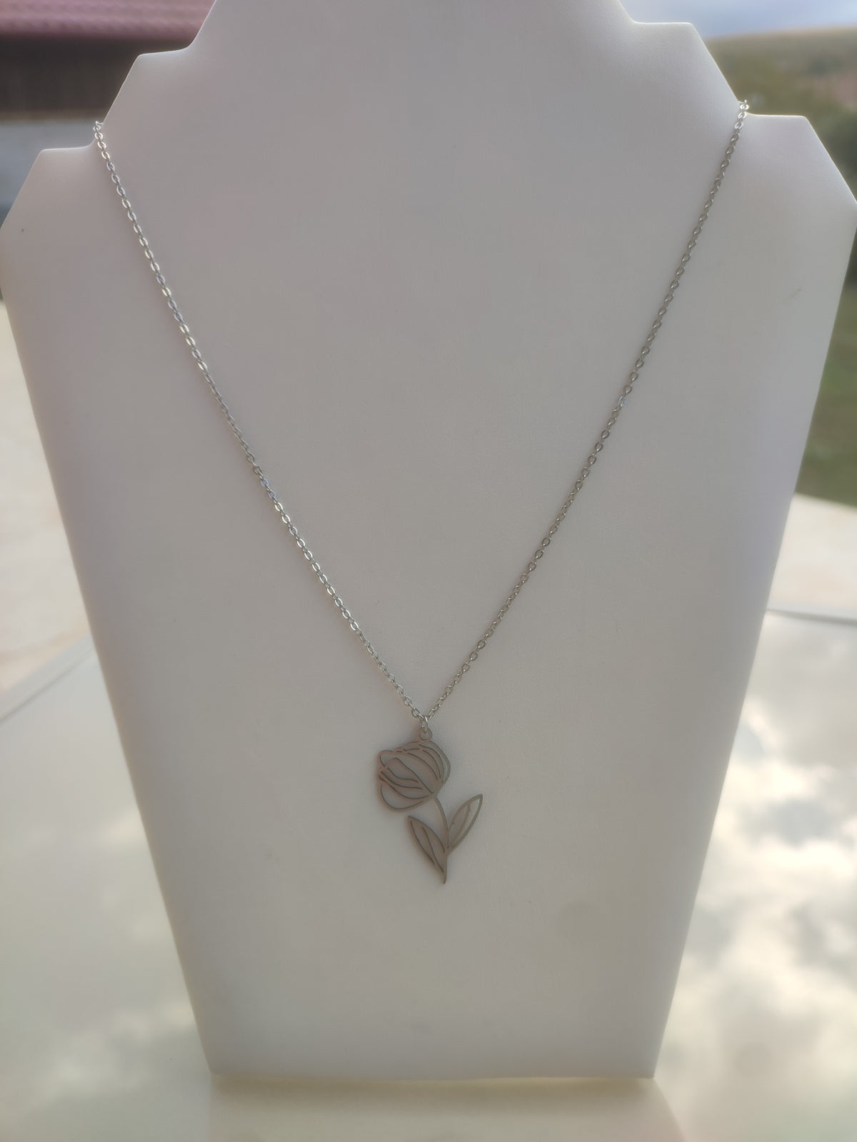 Colier din Oțel Inoxidabil cu Pandantiv Lalea Decupată – Design Floral Elegant