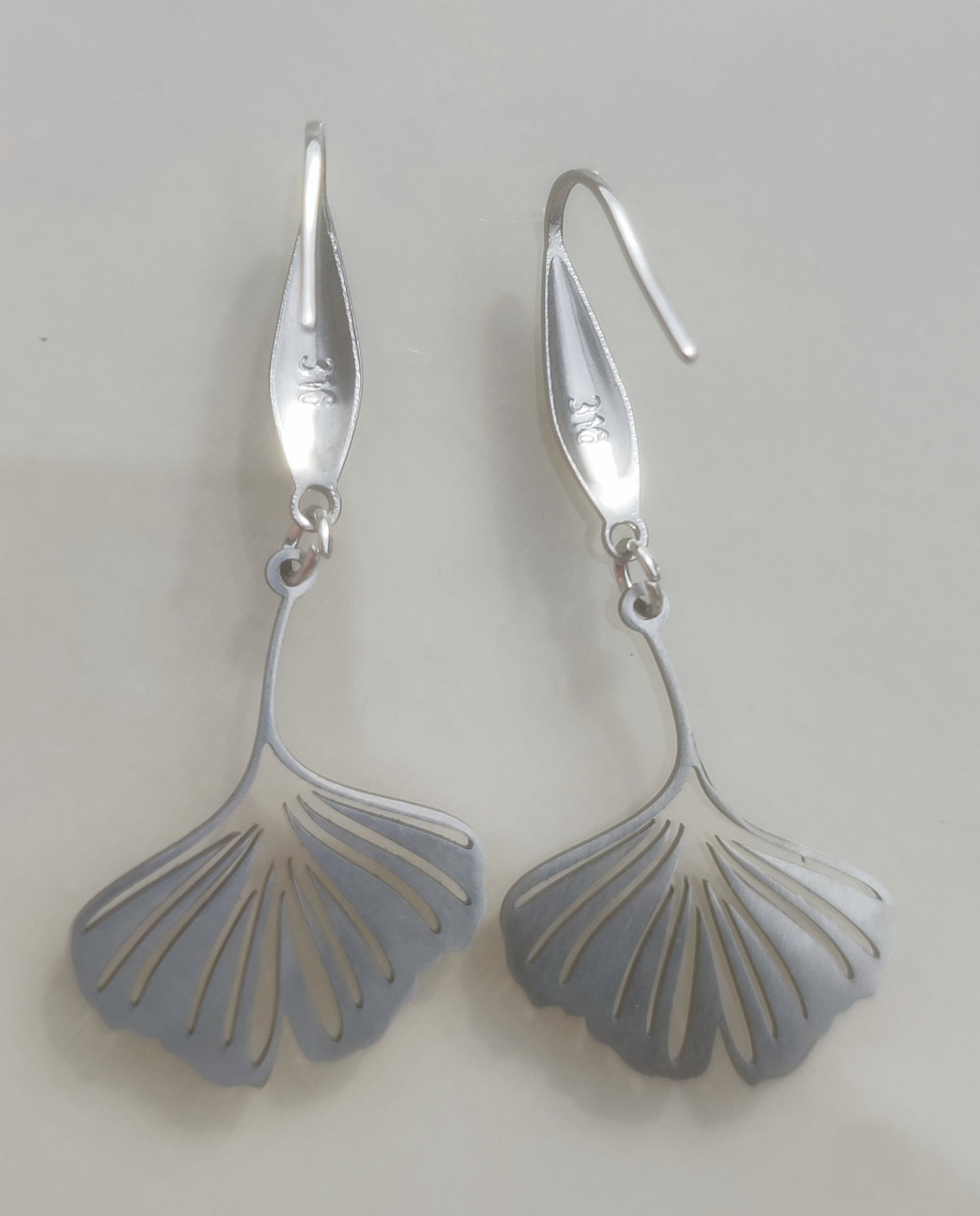 Cercei din oțel inoxidabil – Design frunză de Ginkgo Biloba