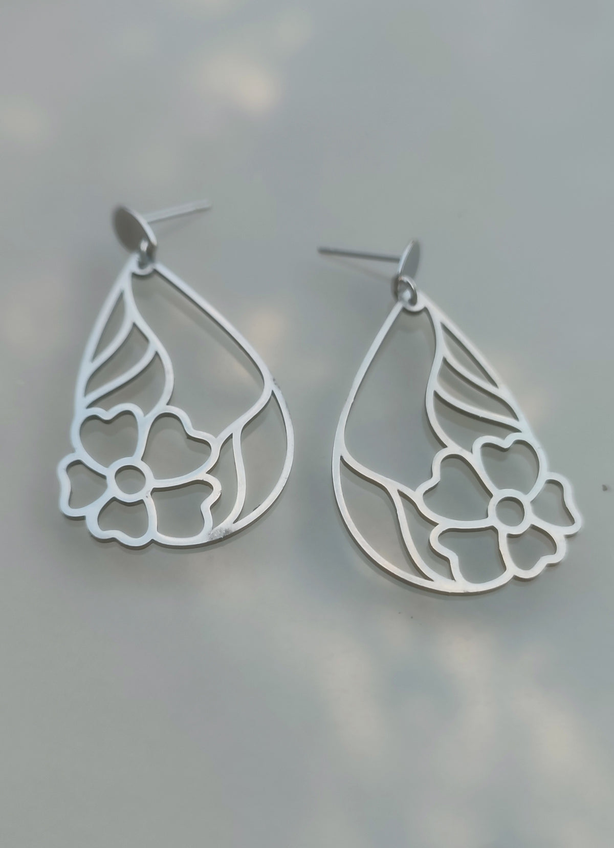 Cercei eleganți din oțel inoxidabil cu design floral