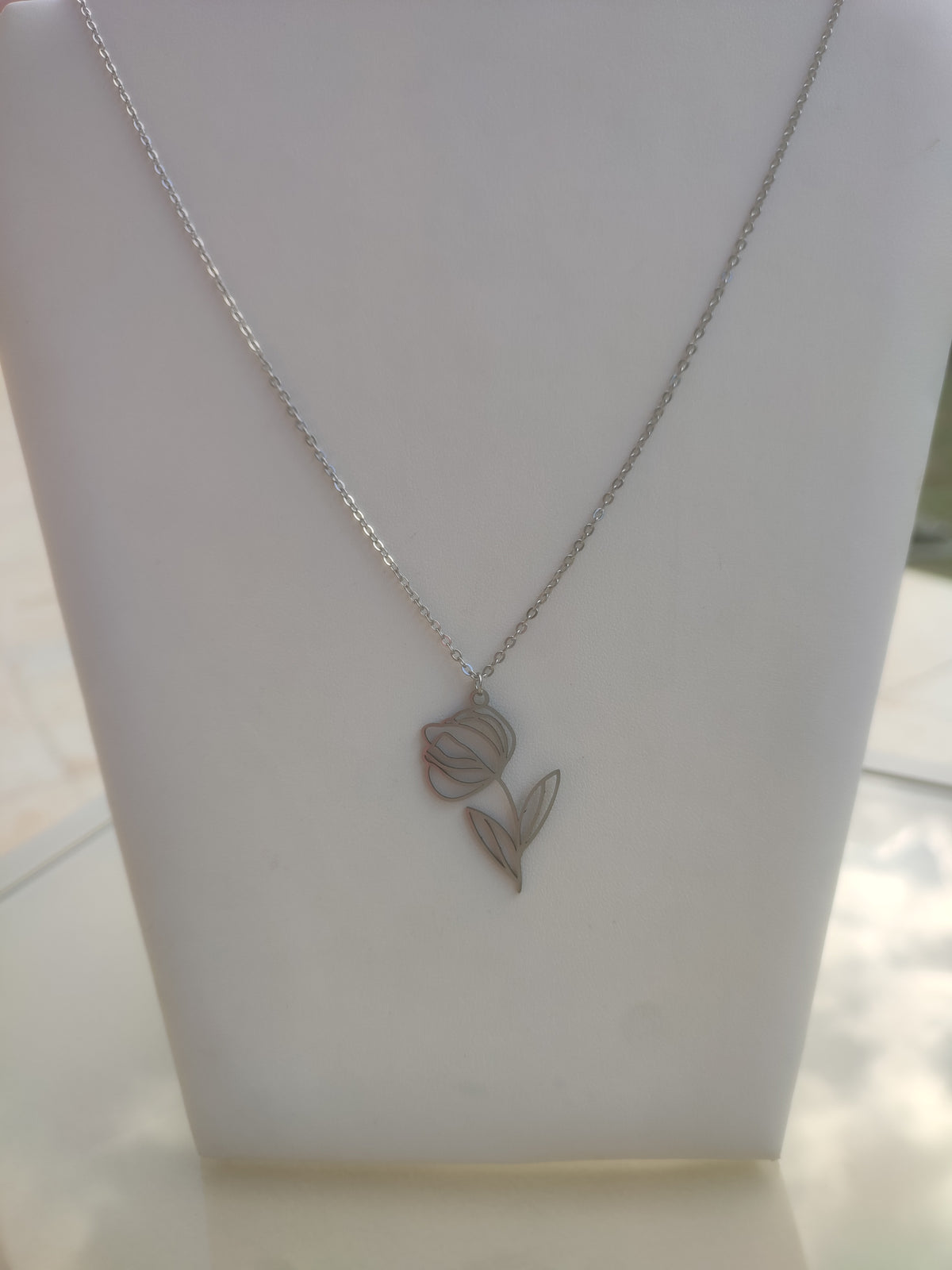 Colier din Oțel Inoxidabil cu Pandantiv Lalea Decupată – Design Floral Elegant