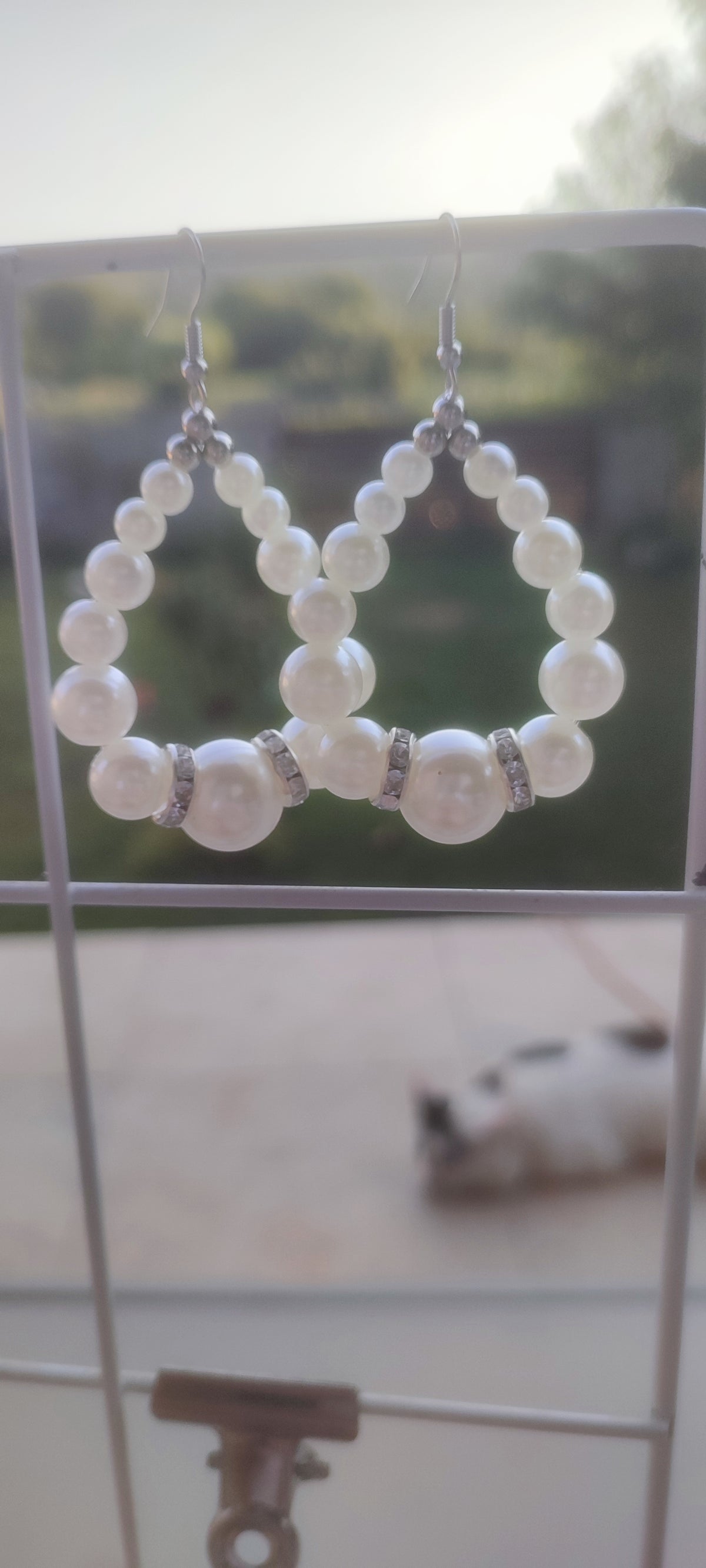 Cercei eleganți cu mărgele tip perlă, cristale și oțel inoxidabil
