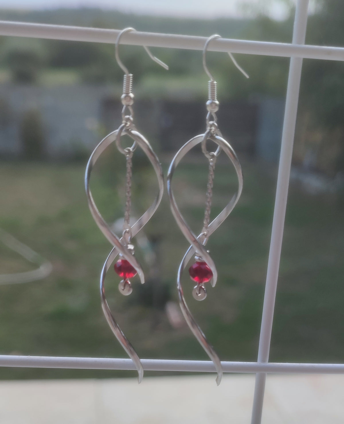 Cercei eleganți din oțel inoxidabil cu mărgele din sticlă