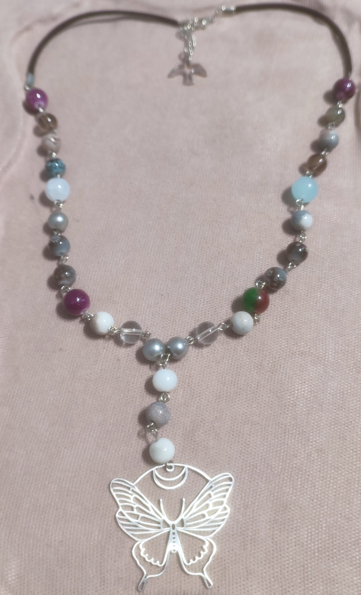 Colier handmade cu mărgele din sticlă și pandantiv fluture