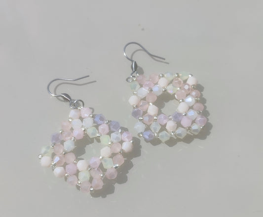 Cercei geometrici pastel cu mărgele fațetate din sticlă și oțel inoxidabil
