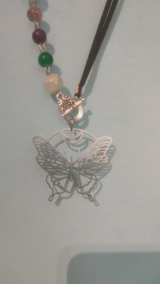 Colier handmade cu mărgele din sticlă și pandantiv fluture