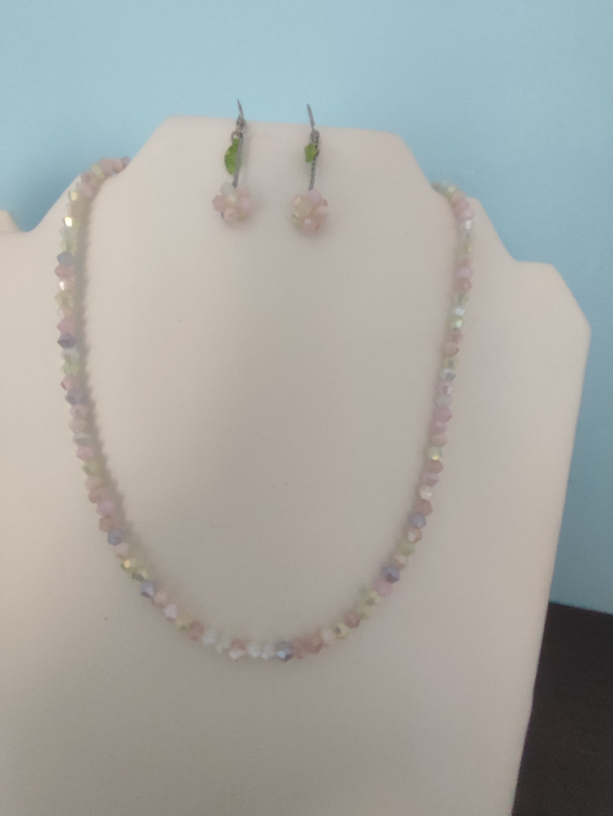 Set Bijuterii Pastel cu Colier și Cercei din Mărgele Fațetate și Oțel Inoxidabil