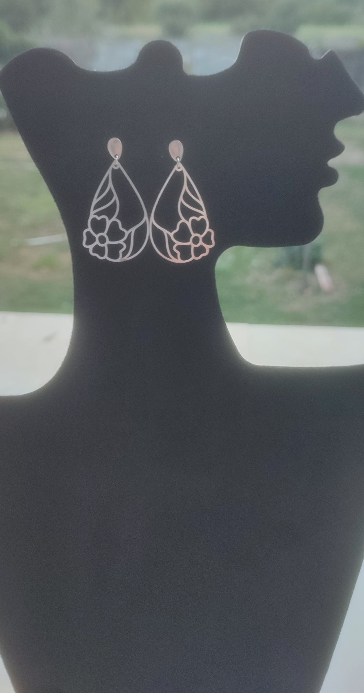Cercei eleganți din oțel inoxidabil cu design floral