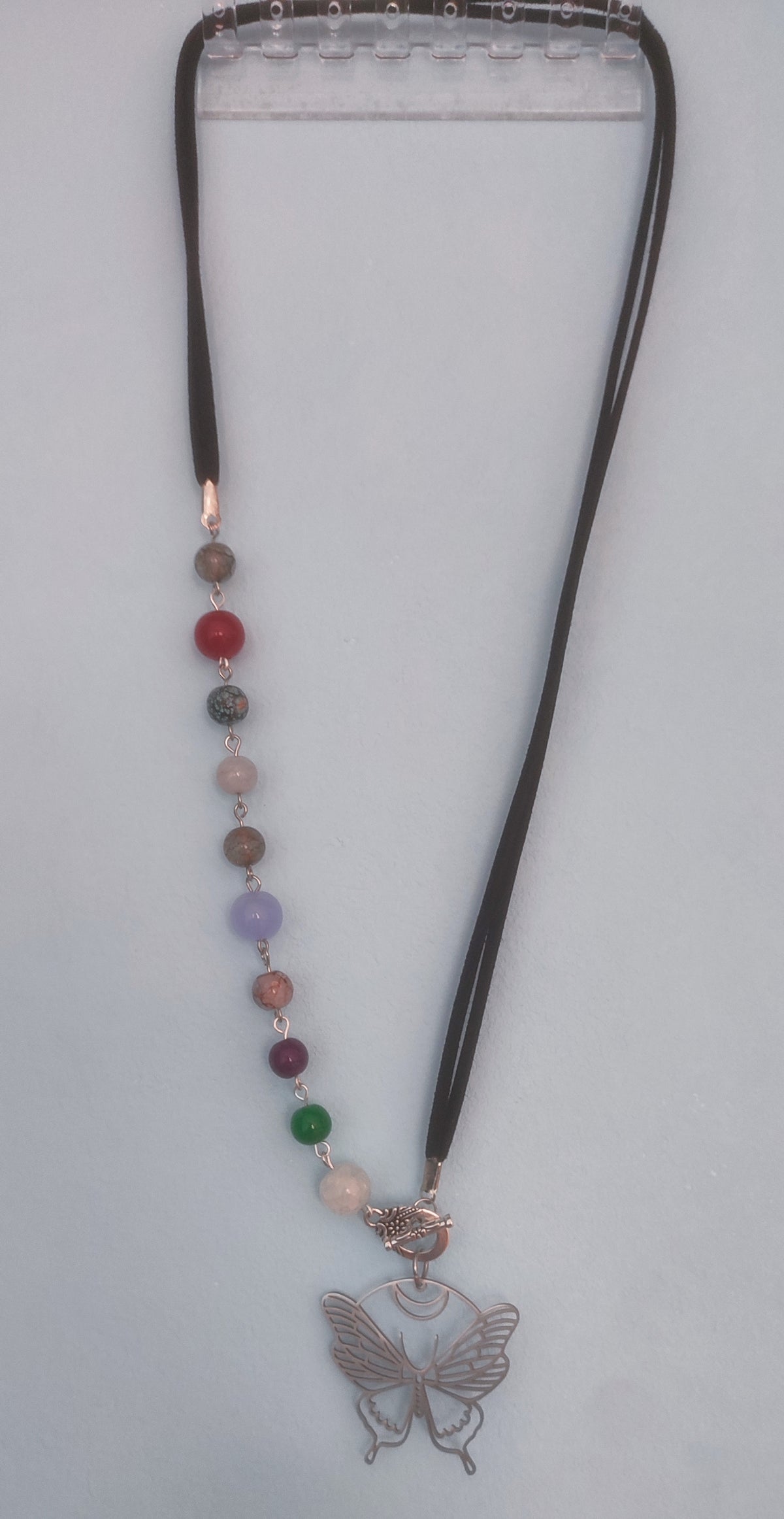 Colier handmade cu mărgele din sticlă și pandantiv fluture