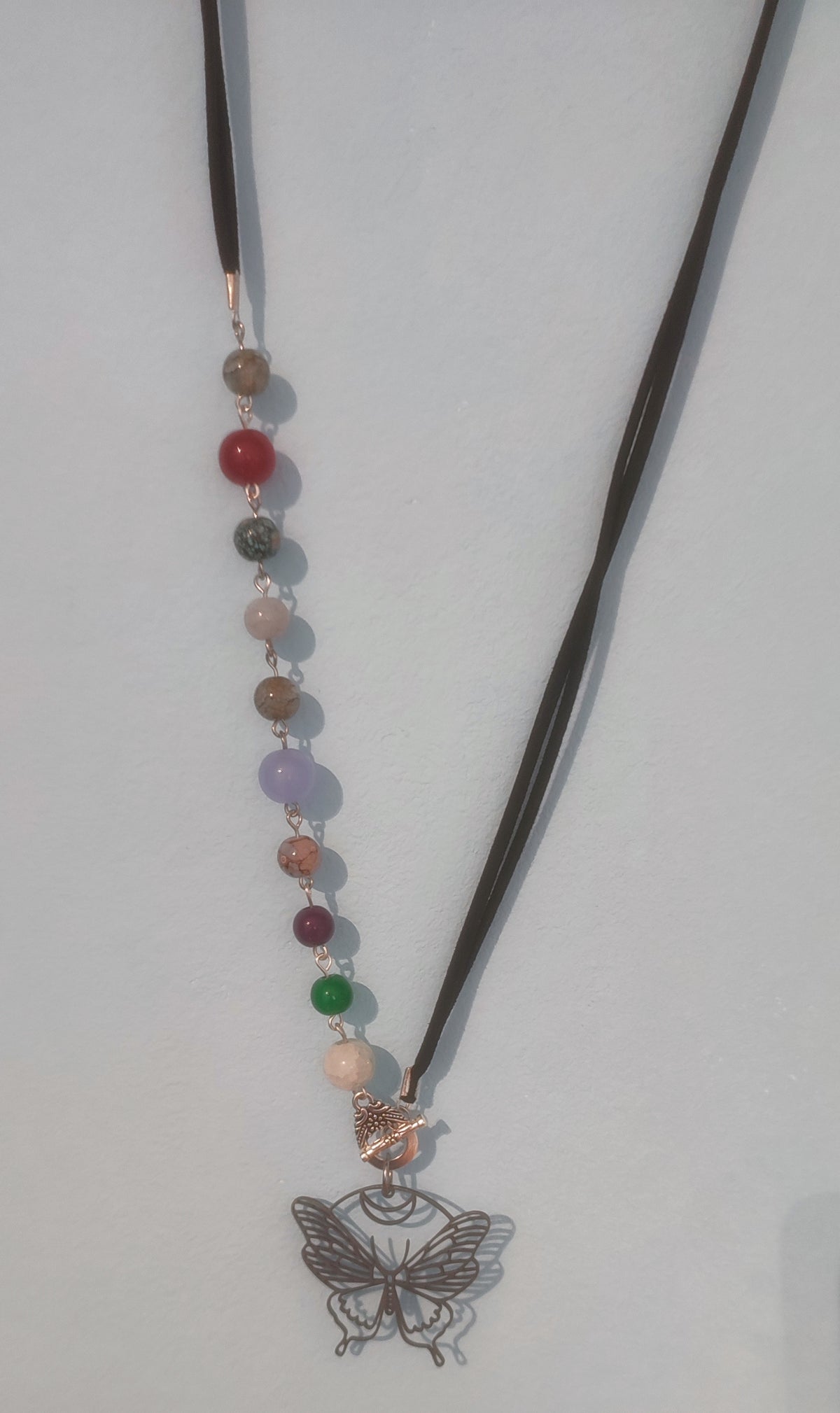 Colier handmade cu mărgele din sticlă și pandantiv fluture