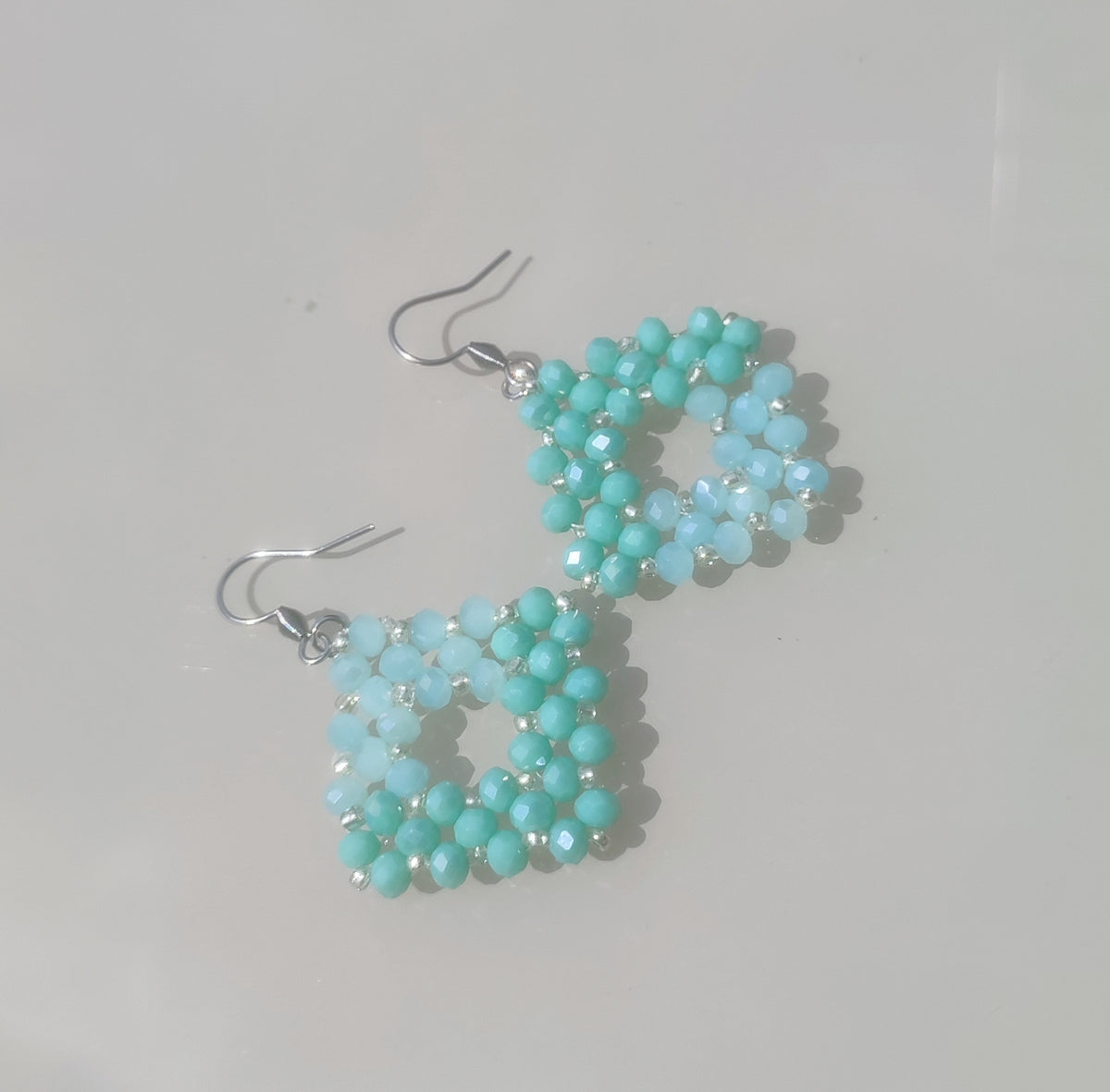 Cercei handmade cu mărgele fațetate turcoaz și bleu