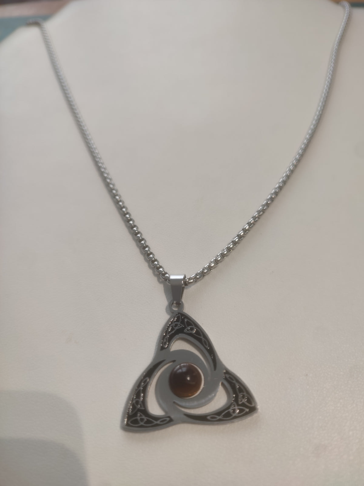 Colier Triquetra cu Piatră Ochi de Tigru