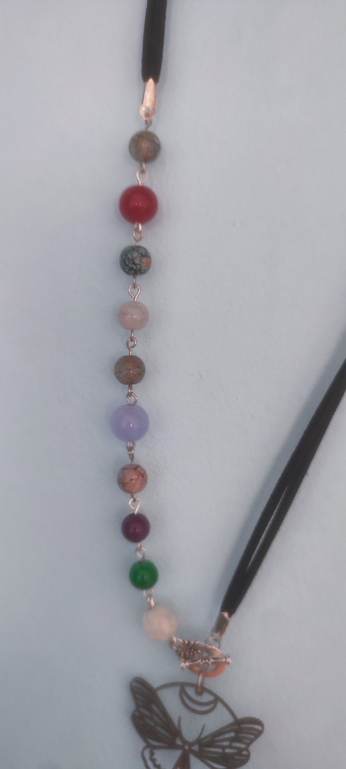Colier handmade cu mărgele din sticlă și pandantiv fluture
