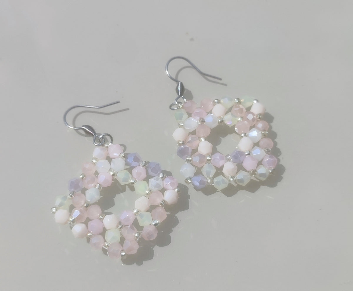Cercei geometrici pastel cu mărgele fațetate din sticlă și oțel inoxidabil