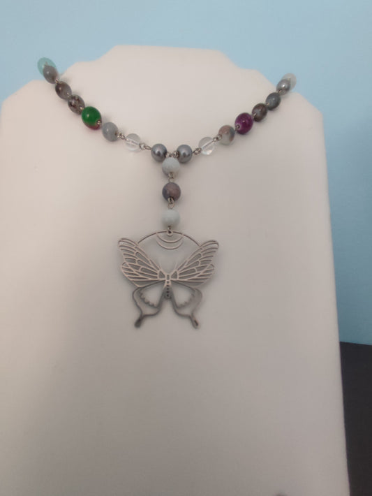 Colier handmade cu mărgele din sticlă și pandantiv fluture